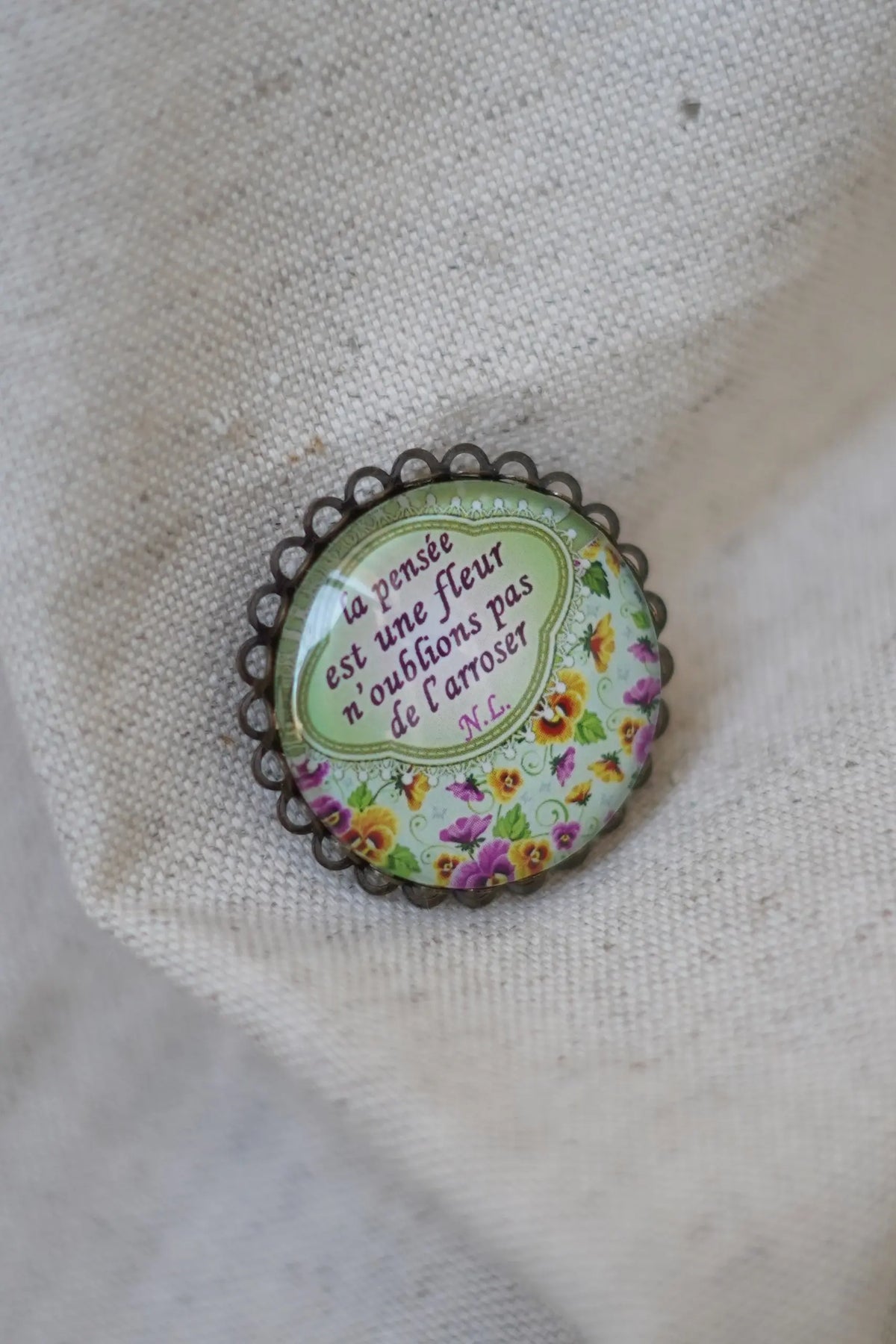 Broche la pensée est une fleur