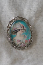 Broche femme au chapeau