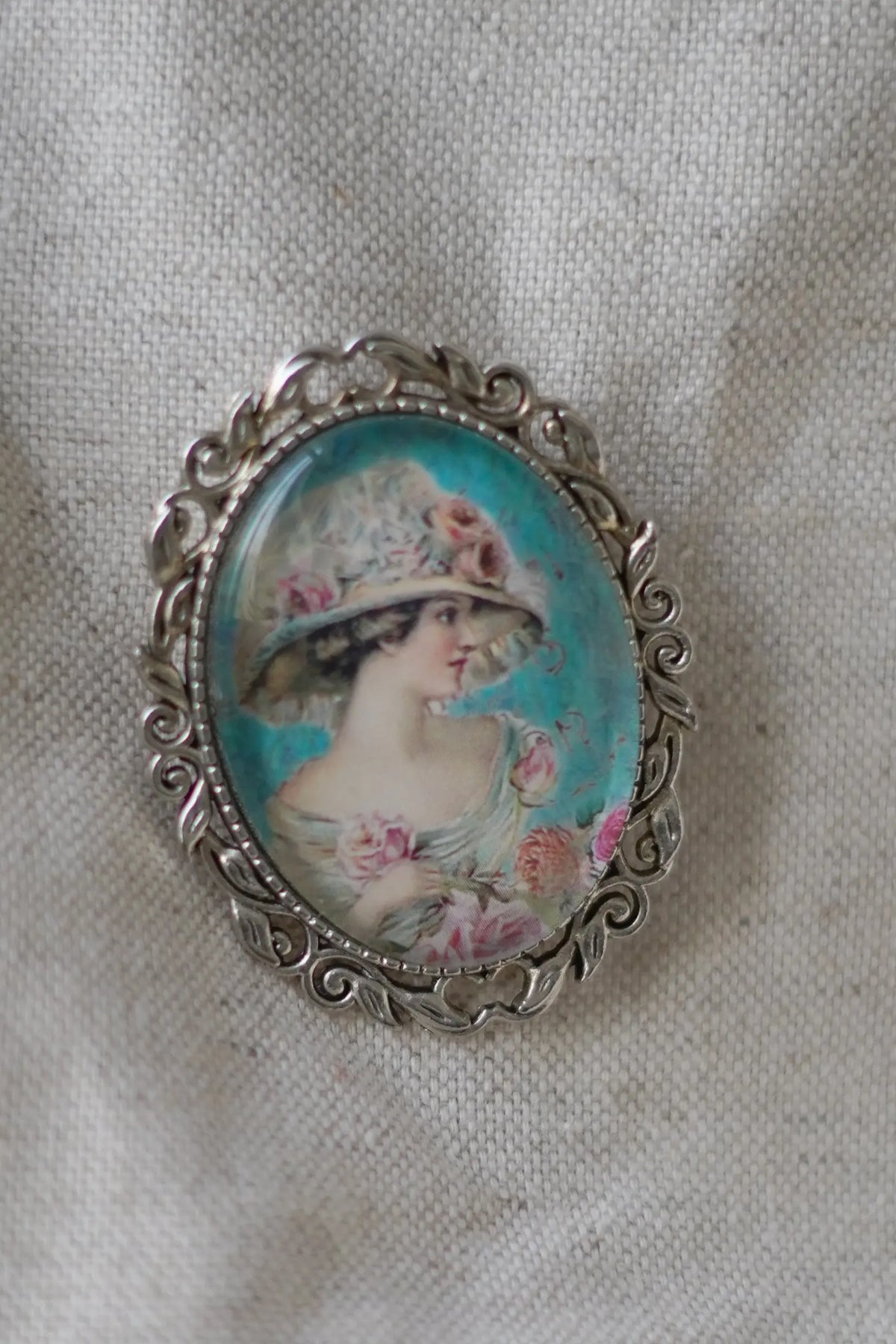 Broche femme au chapeau