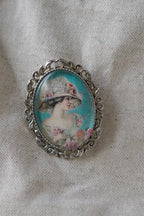 Broche femme au chapeau