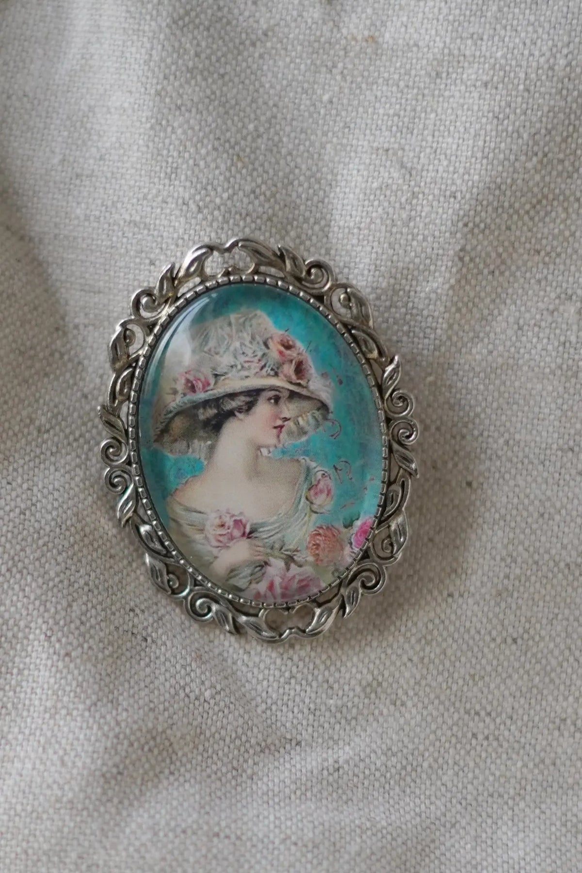 Broche femme au chapeau