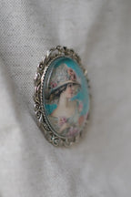 Broche femme au chapeau