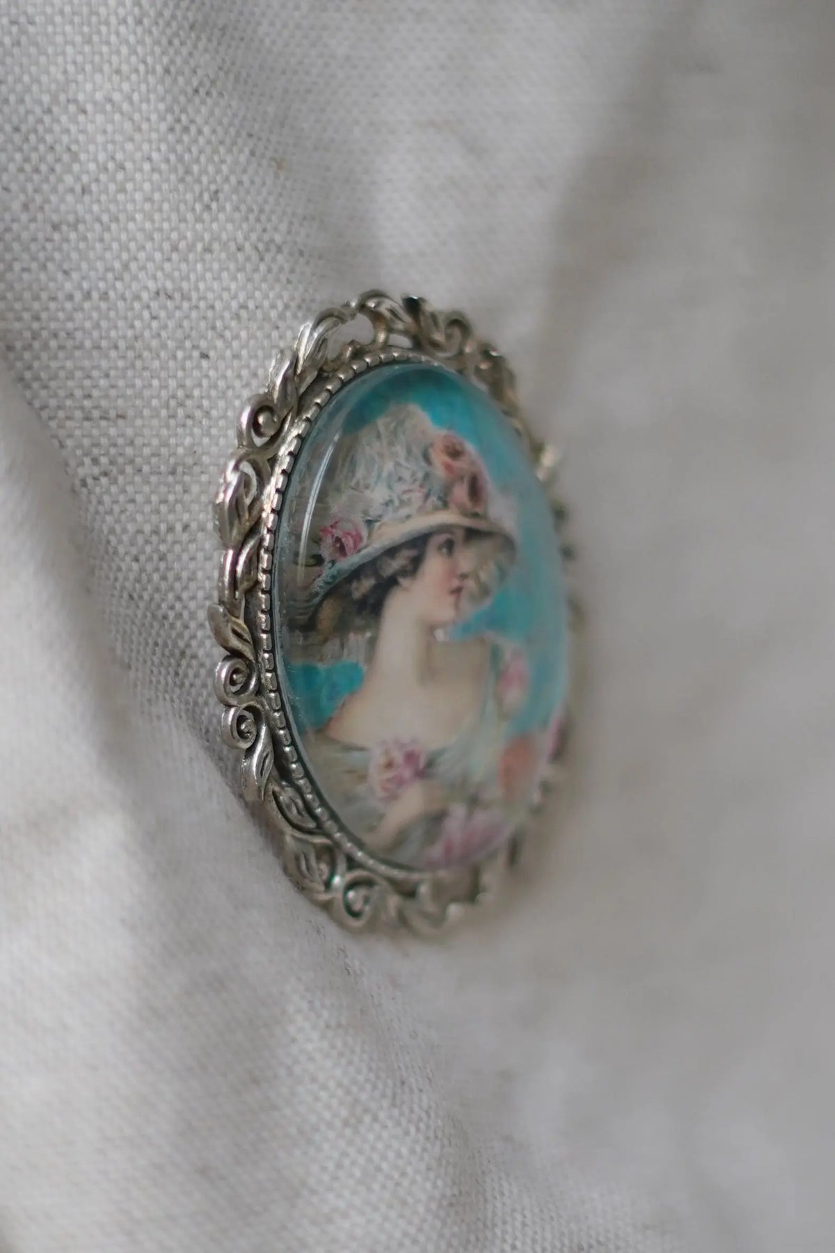 Broche femme au chapeau