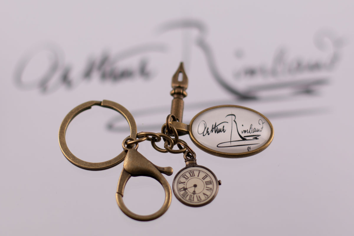 Porte clefs cabochon ronde bronze Arthur RIMBAUD littérature Collection : Signature