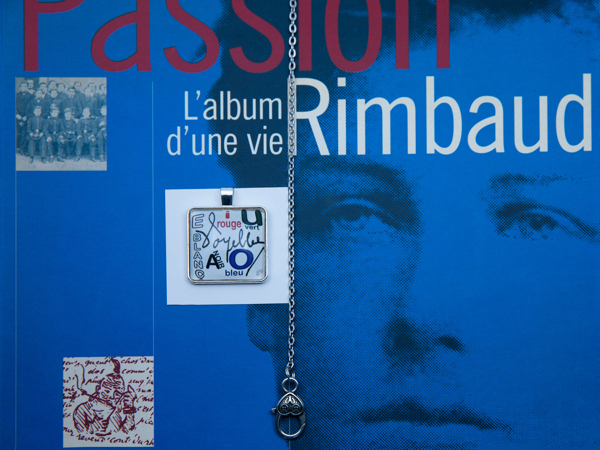 Collier mi-long support carré et chaîne argent chaîne Arthur RIMBAUD bijou littéraire cabochon Collection Voyelles.