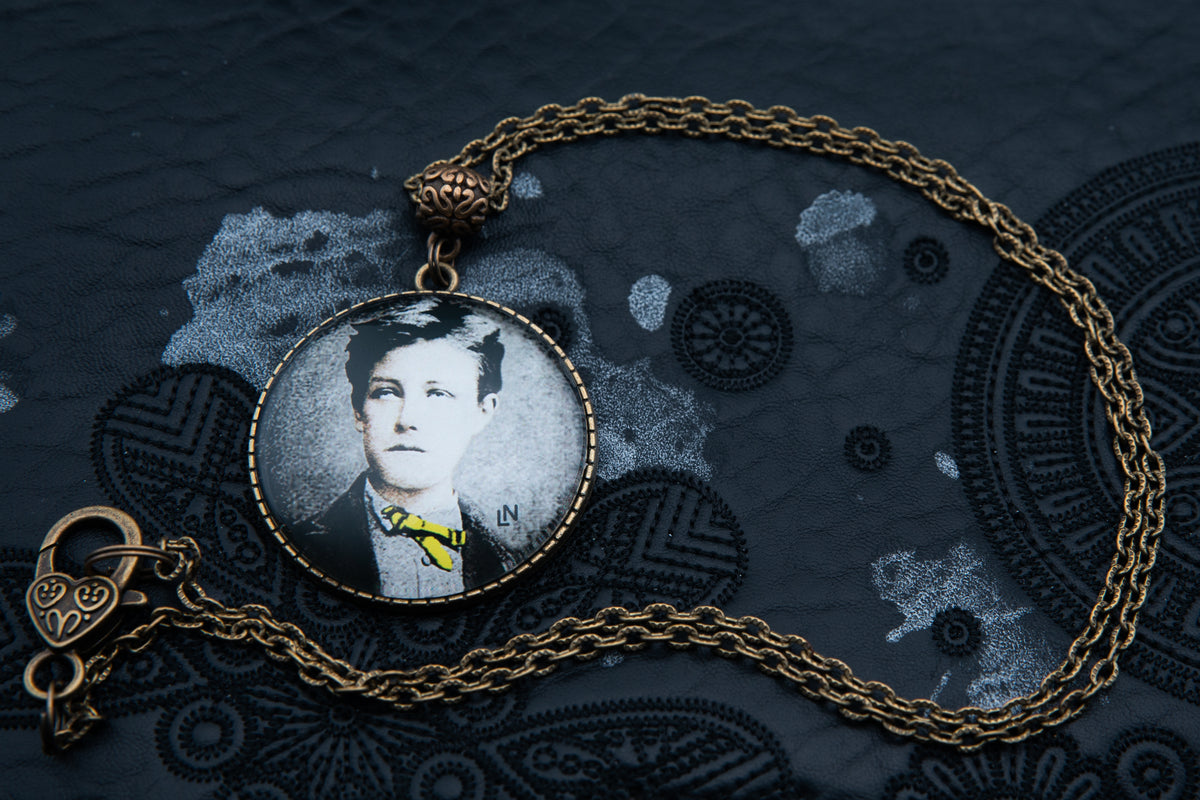 Collier bronze verso aux motifs fleurs en relief bijou littéraire poème " MAUVAIS SANG" Collection : une saison en enfer