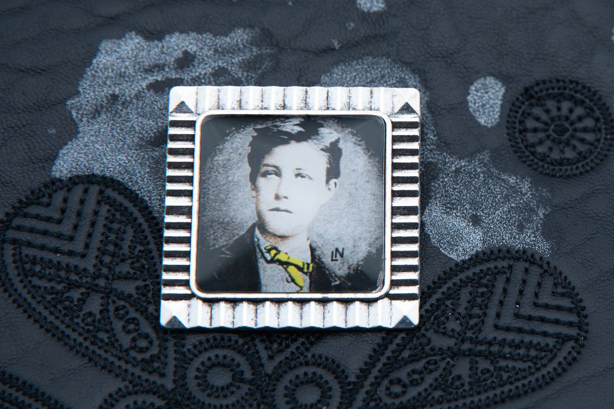 Broche carré argent art déco Arthur Rimbaud bijou littéraire poème "L IMPOSSIBLE ".Collection: une saison en enfer