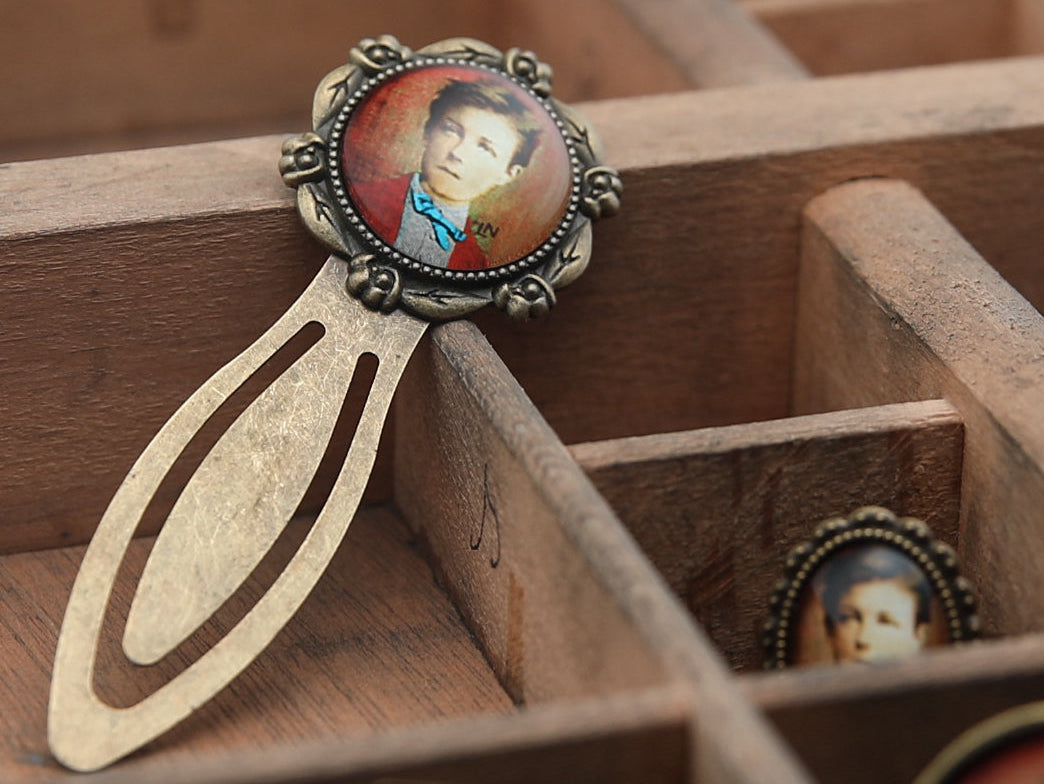 Marque page cabochon ronde bronze Arthur RIMBAUD littérature Collection : L'homme aux semelles de vent