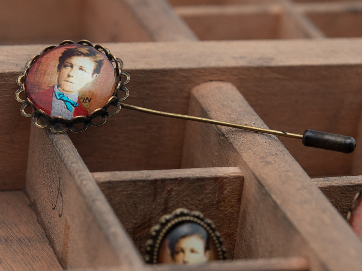 Broche cabochon bronze Arthur RIMBAUD littérature Collection : L'HOMME AUX SEMELLES DE VENT