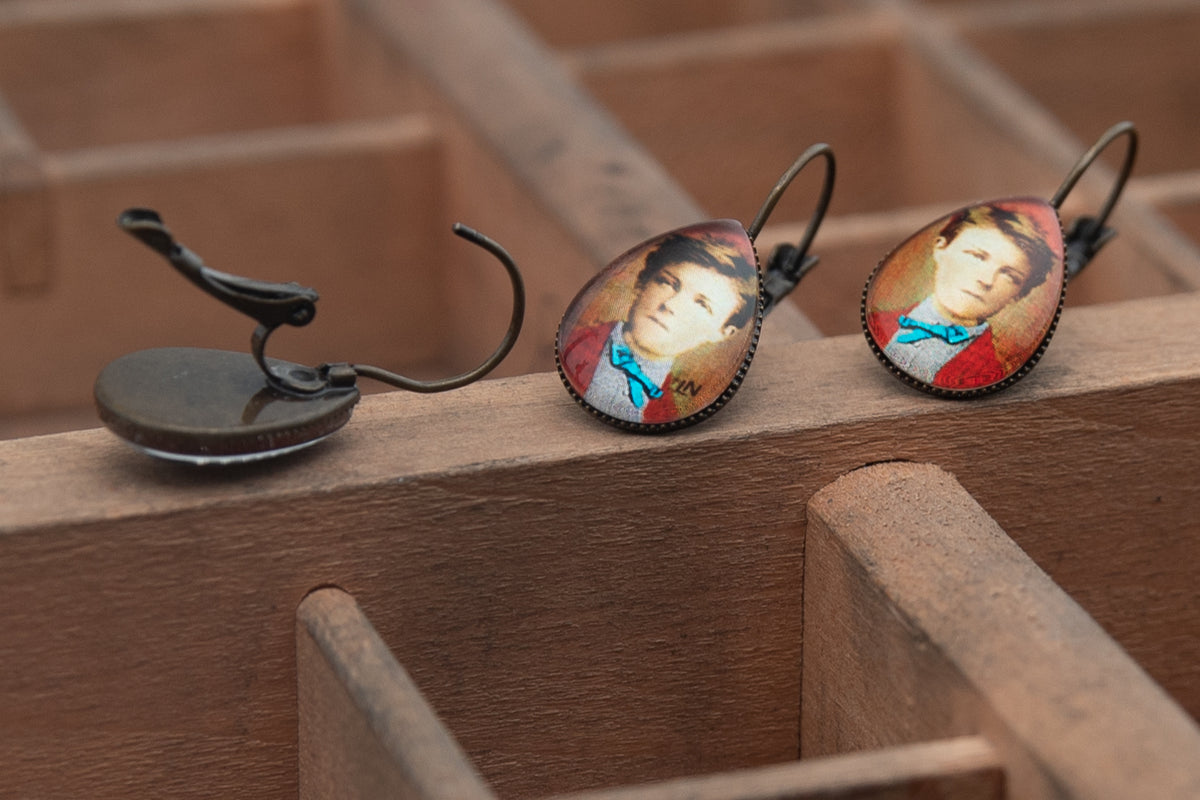 Boucle d'oreilles Arthur RIMBAUD Collection L'HOMME AUX SEMELLES DE VENT