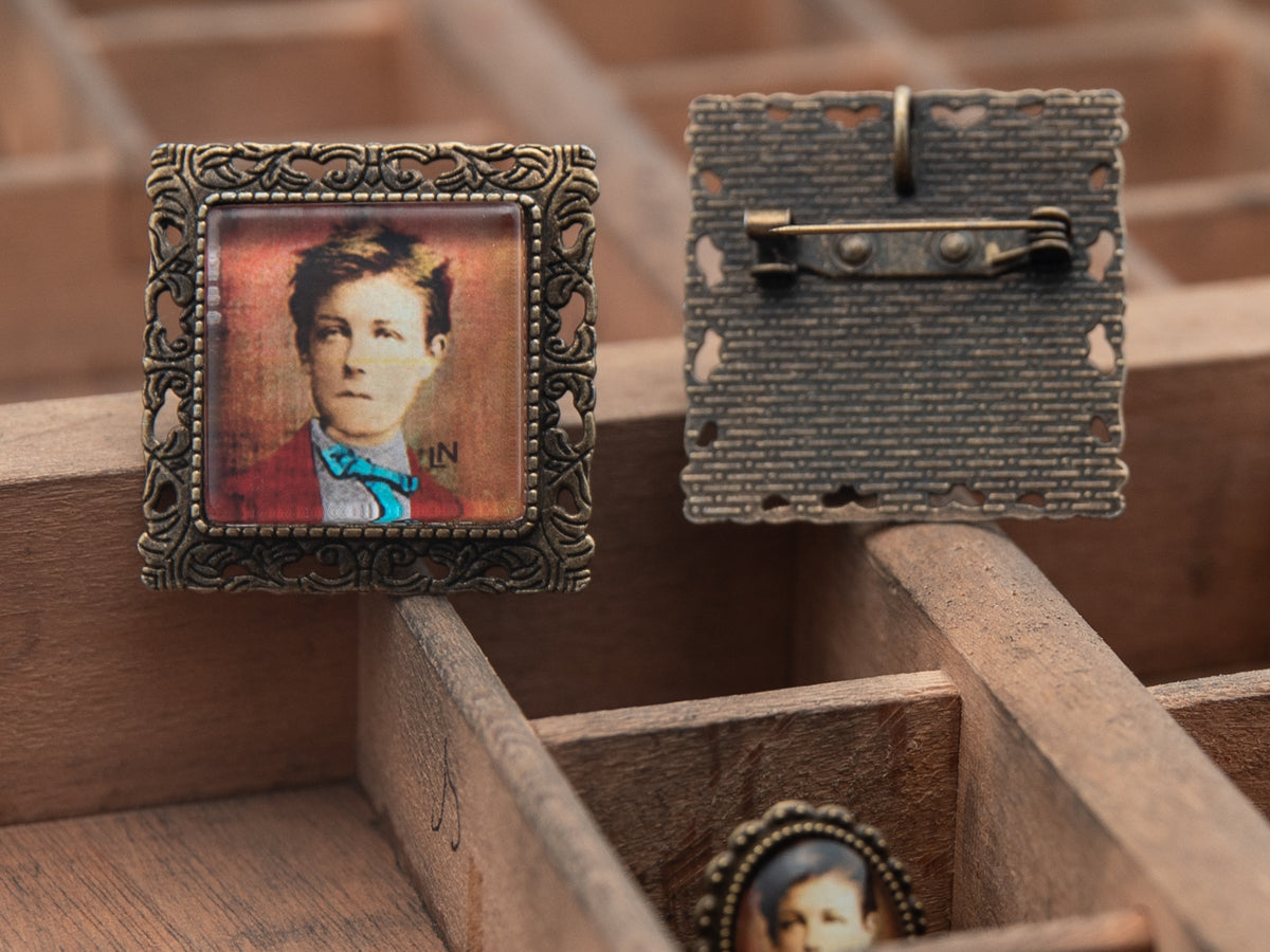 Bague bronze carré Arthur RIMBAUD bijou littéraire cabochon Collection "L'homme aux semelles de vent"