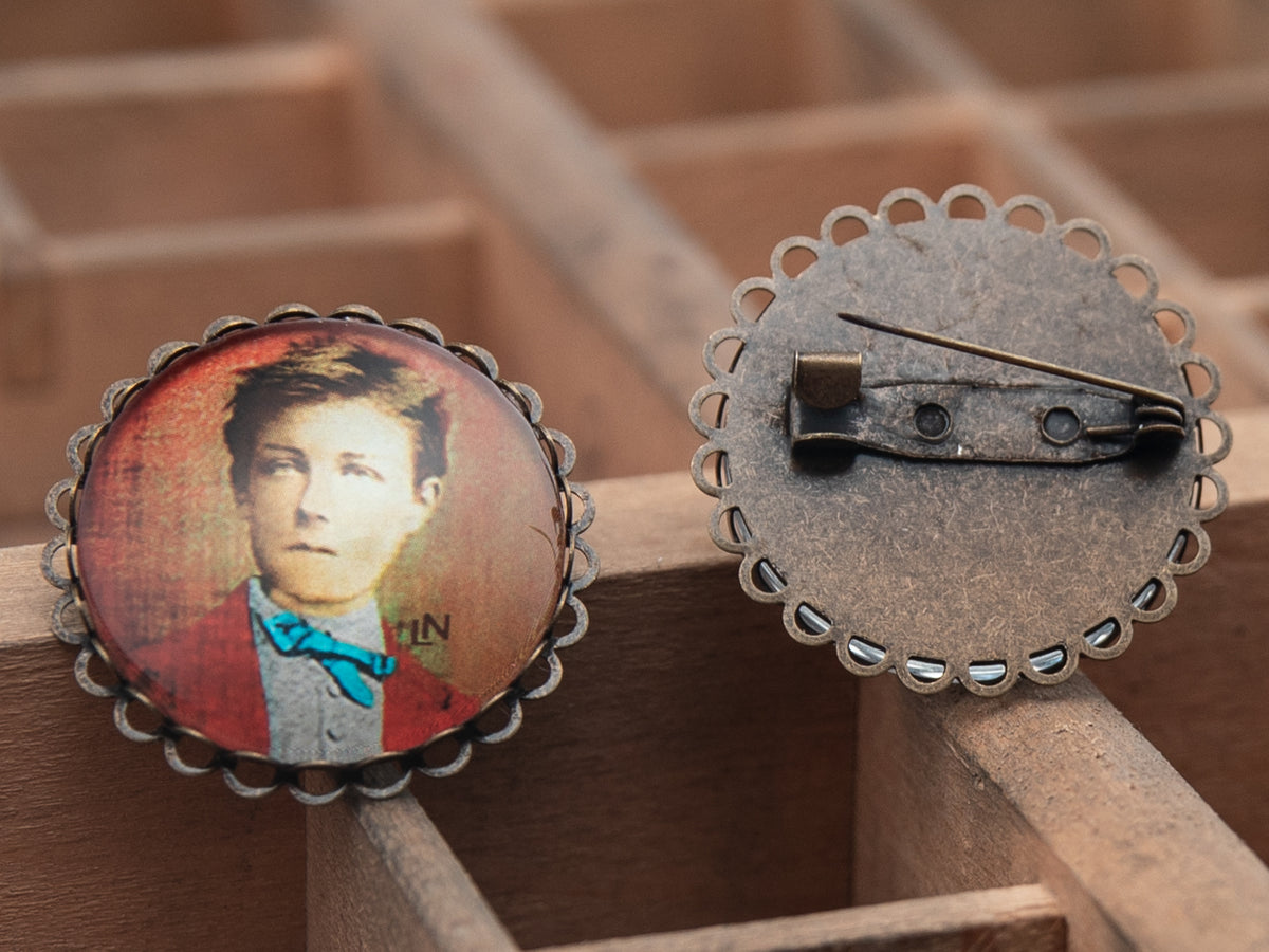 Broche bronze ronde dentelle Arthur RIMBAUD bijou littéraire cabochon Collection poème "L'homme aux semelles de vent"