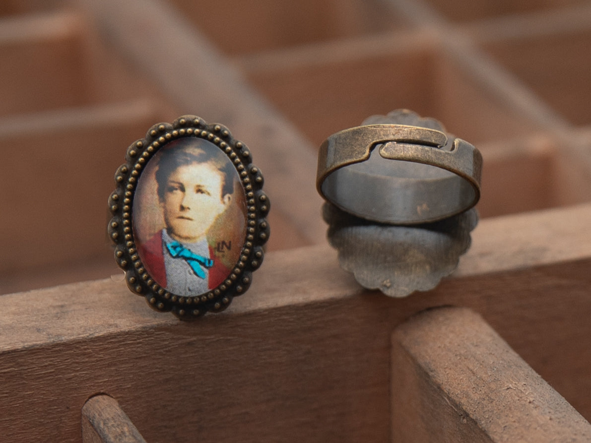 Bague bronze ovale Arthur RIMBAUD bijou littéraire cabochon Collection "L'homme aux semelles de vent"