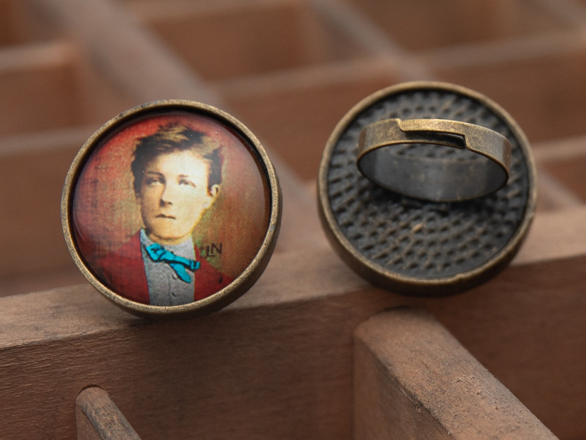 Bague bronze ronde Arthur RIMBAUD bijou littéraire cabochon Collection "L'homme aux semelles de vent"