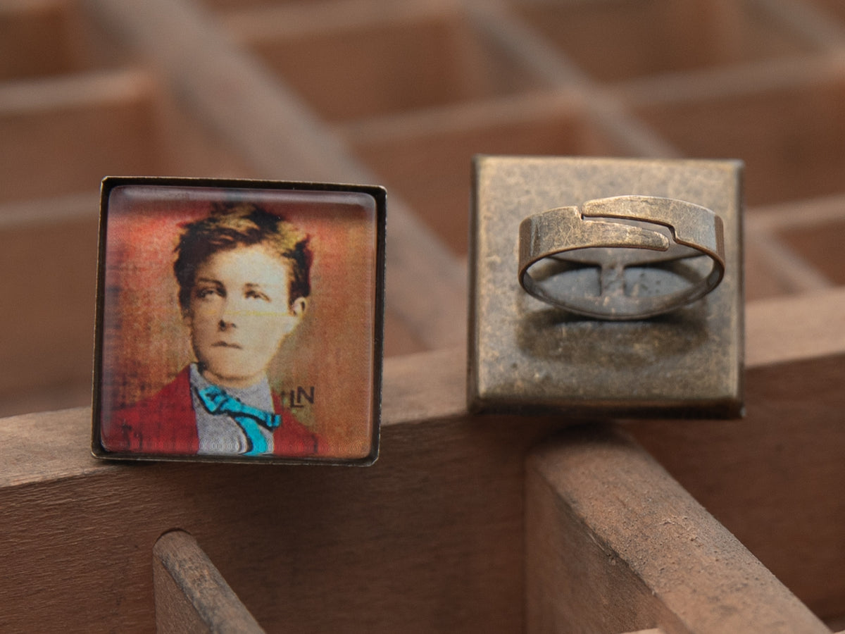 Bague bronze carré: bijou littéraire