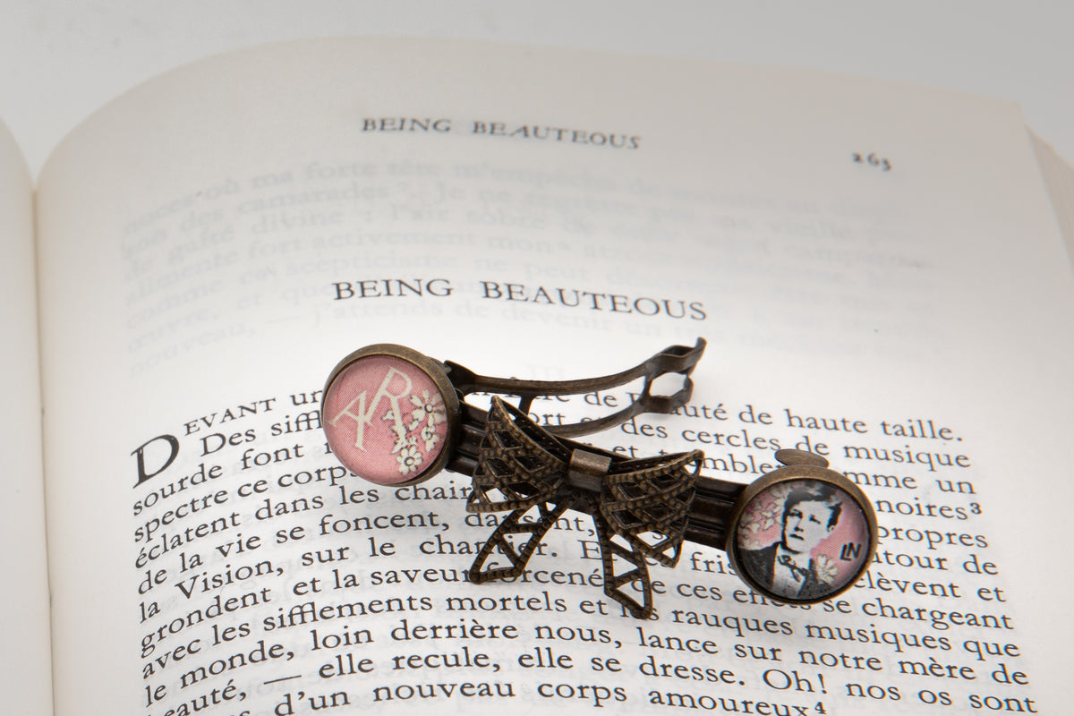 Barrette petite cheveux bronze Arthur RIMBAUD bijou poète Rose fond liberty cabochon Collection les illuminations poème "BEING BEAUTEOUS"