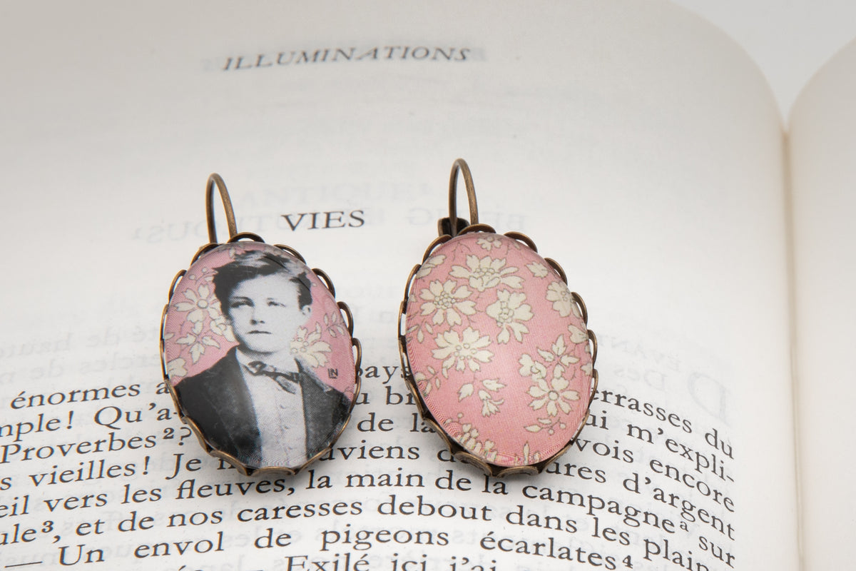 Boucles oreilles dentelle bronze ovale Arthur RIMBAUD bijou littéraire Rose liberty cabochon Collection les illuminations poème "DEMOCRATIE"