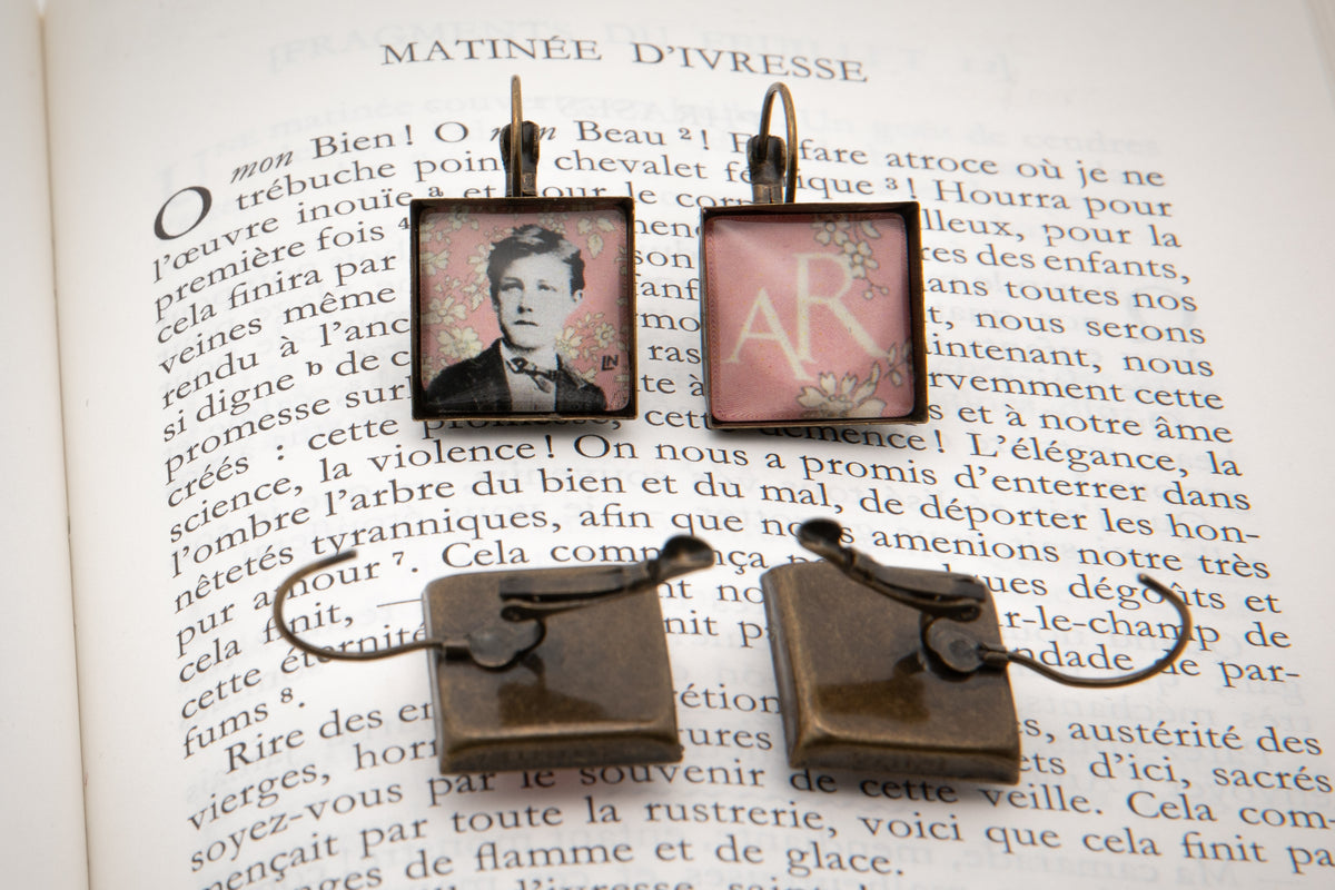 Boucles oreilles bronze carré Arthur RIMBAUD bijou littéraire Rose  liberty cabochon Collection les illuminations poème "MATINEE D’IVRESSE"
