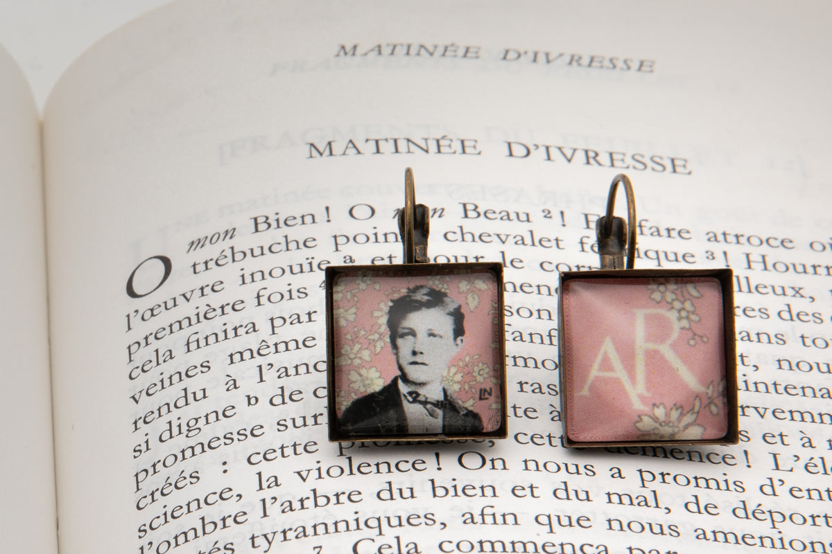 Boucles oreilles bronze carré Arthur RIMBAUD bijou littéraire Rose  liberty cabochon Collection les illuminations poème "MATINEE D’IVRESSE"
