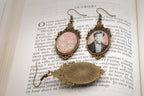Boucles oreilles bronze ovales Arthur RIMBAUD bijou littéraire Rose fond liberty cabochon Collection les illuminations poème "OUVRIERS"