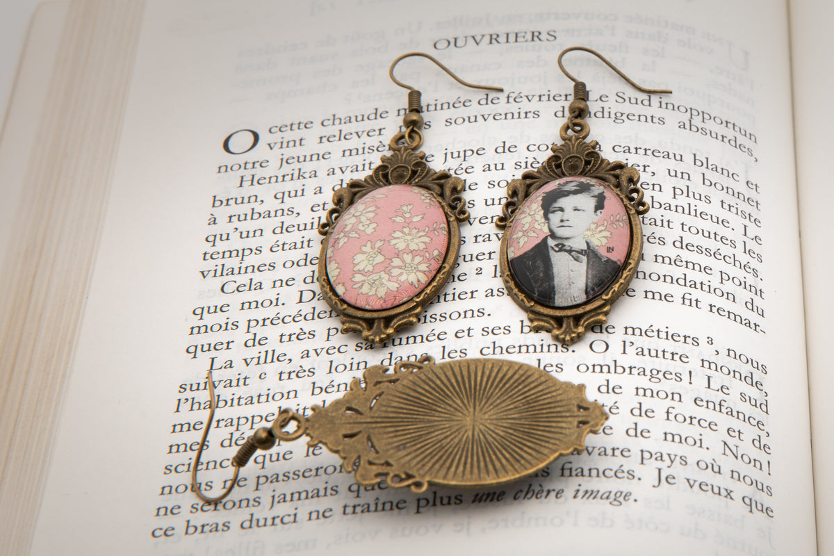 Boucles oreilles bronze ovales Arthur RIMBAUD bijou littéraire Rose fond liberty cabochon Collection les illuminations poème "OUVRIERS"