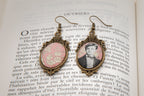 Boucles oreilles bronze ovales Arthur RIMBAUD bijou littéraire Rose fond liberty cabochon Collection les illuminations poème "OUVRIERS"