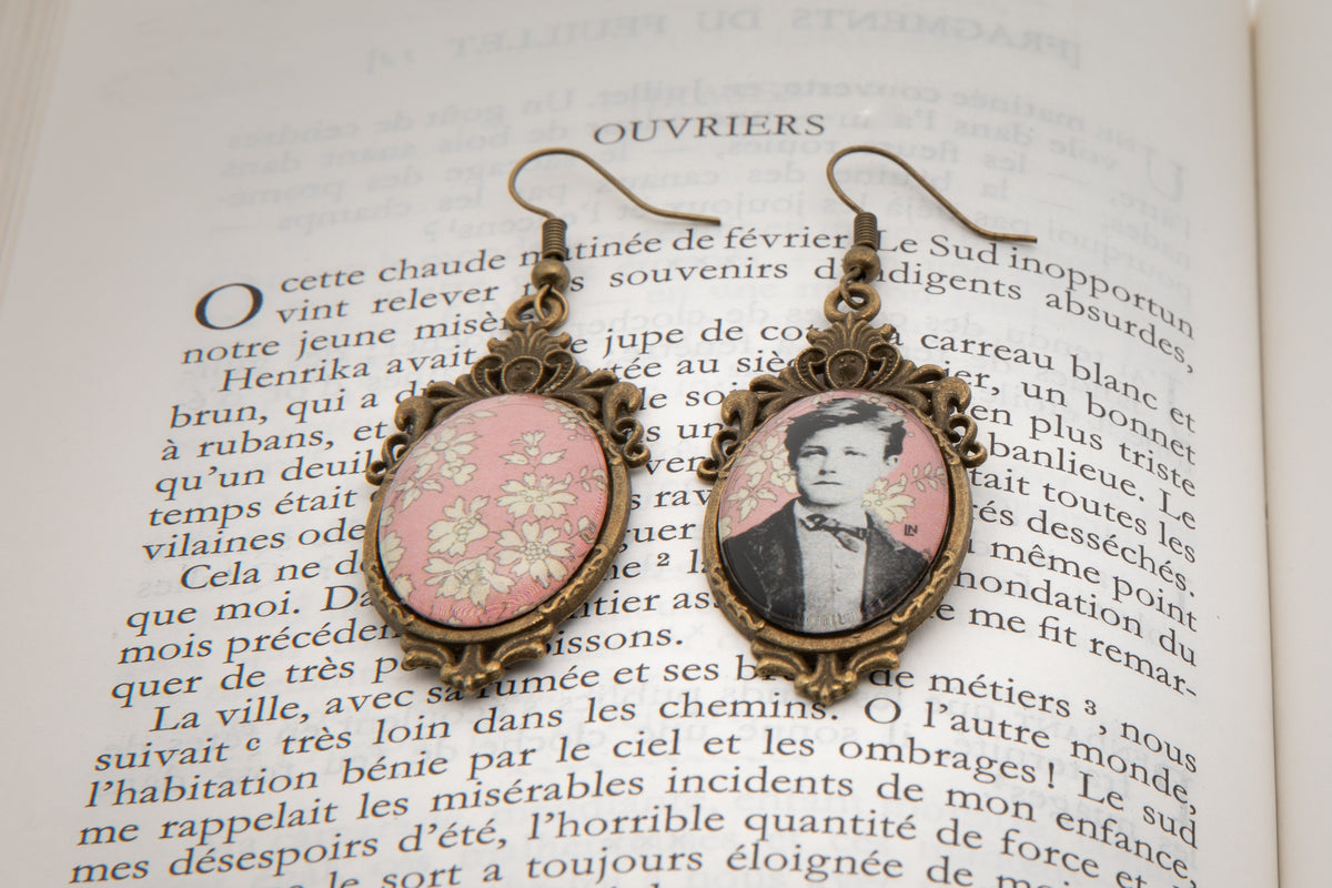 Boucles oreilles bronze ovales Arthur RIMBAUD bijou littéraire Rose fond liberty cabochon Collection les illuminations poème "OUVRIERS"