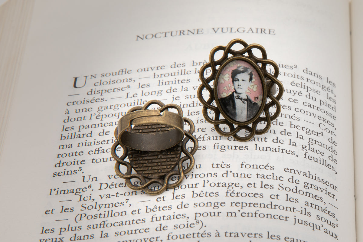 Bague bronze ovale Arthur RIMBAUD bijou littéraire Rose fond liberty cabochon Collection les illuminations poème "NOCTURNE VULGAIRE"