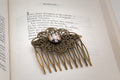 Peigne attache cheveux bronze Arthur RIMBAUD bijou littéraire Rose fond liberty cabochon Collection les illuminations poème "MARINE"