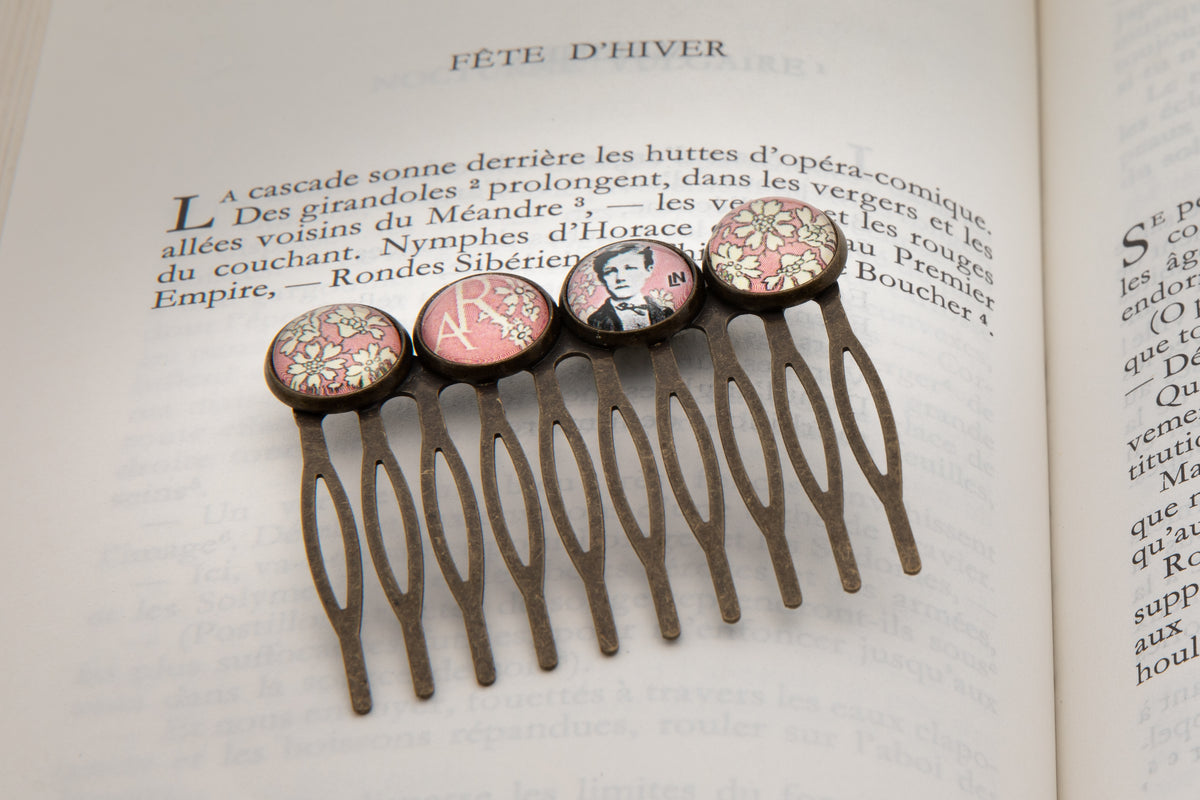Peigne attache cheveux bronze  Arthur RIMBAUD bijou littéraire Rose fond liberty cabochon Collection les illuminations poème "FETE D’HIVER"