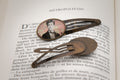 Pince attache cheveux bronze Arthur RIMBAUD bijou littéraire Rose fond liberty cabochon Collection les illuminations poème "METROPOLITAIN"