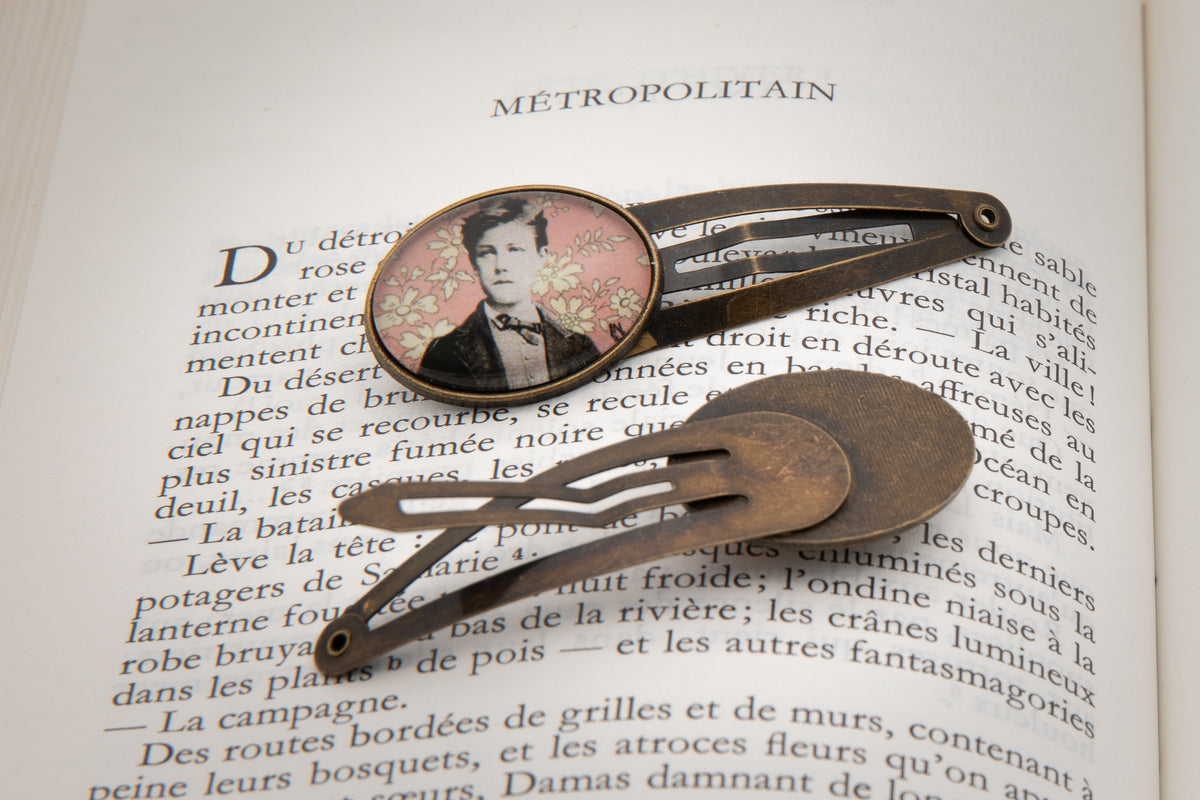 Pince attache cheveux bronze Arthur RIMBAUD bijou littéraire Rose fond liberty cabochon Collection les illuminations poème "METROPOLITAIN"