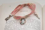 Bracelet en tissu liberty Arthur RIMBAUD bijou littéraire Rose fond cabochon argent Collection les illuminations poème "JEUNESSE"
