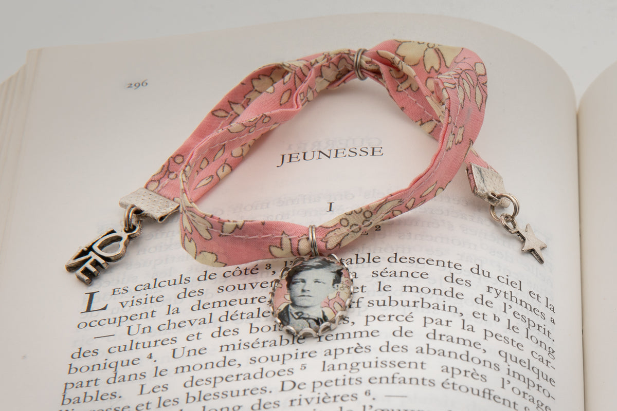 Bracelet en tissu liberty Arthur RIMBAUD bijou littéraire Rose fond cabochon argent Collection les illuminations poème "JEUNESSE"