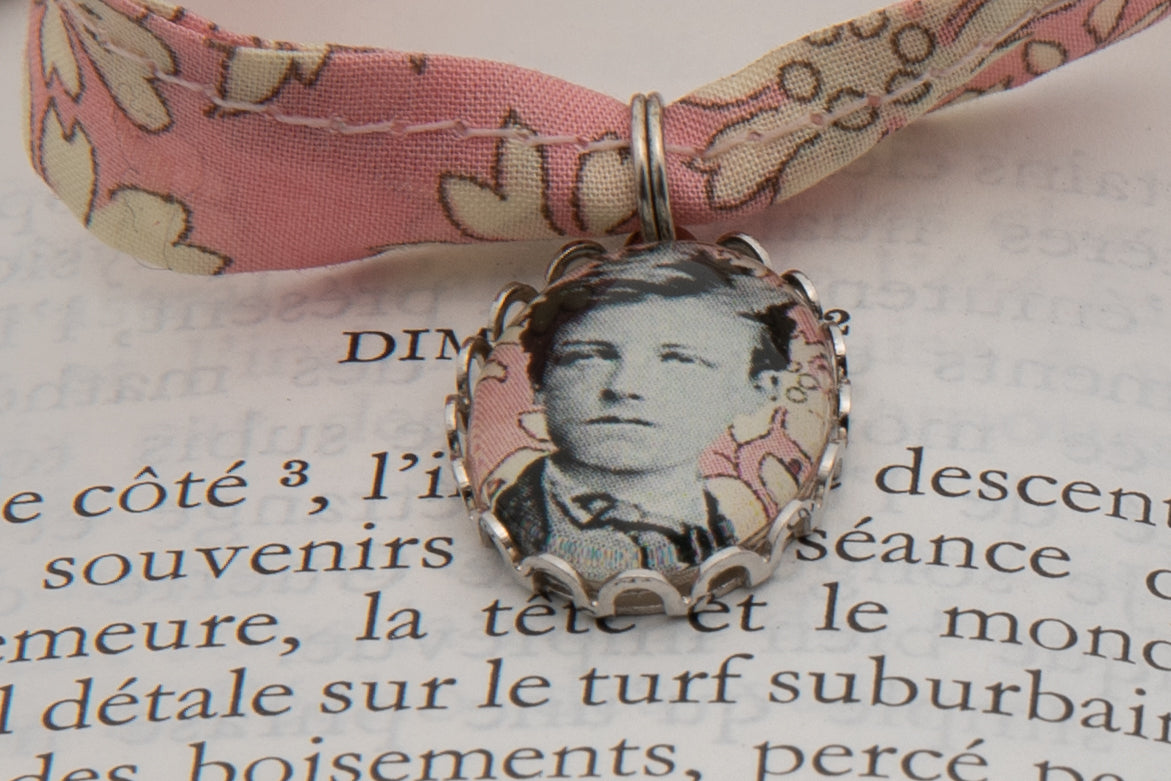 Bracelet en tissu liberty Arthur RIMBAUD bijou littéraire Rose fond cabochon argent Collection les illuminations poème "JEUNESSE"