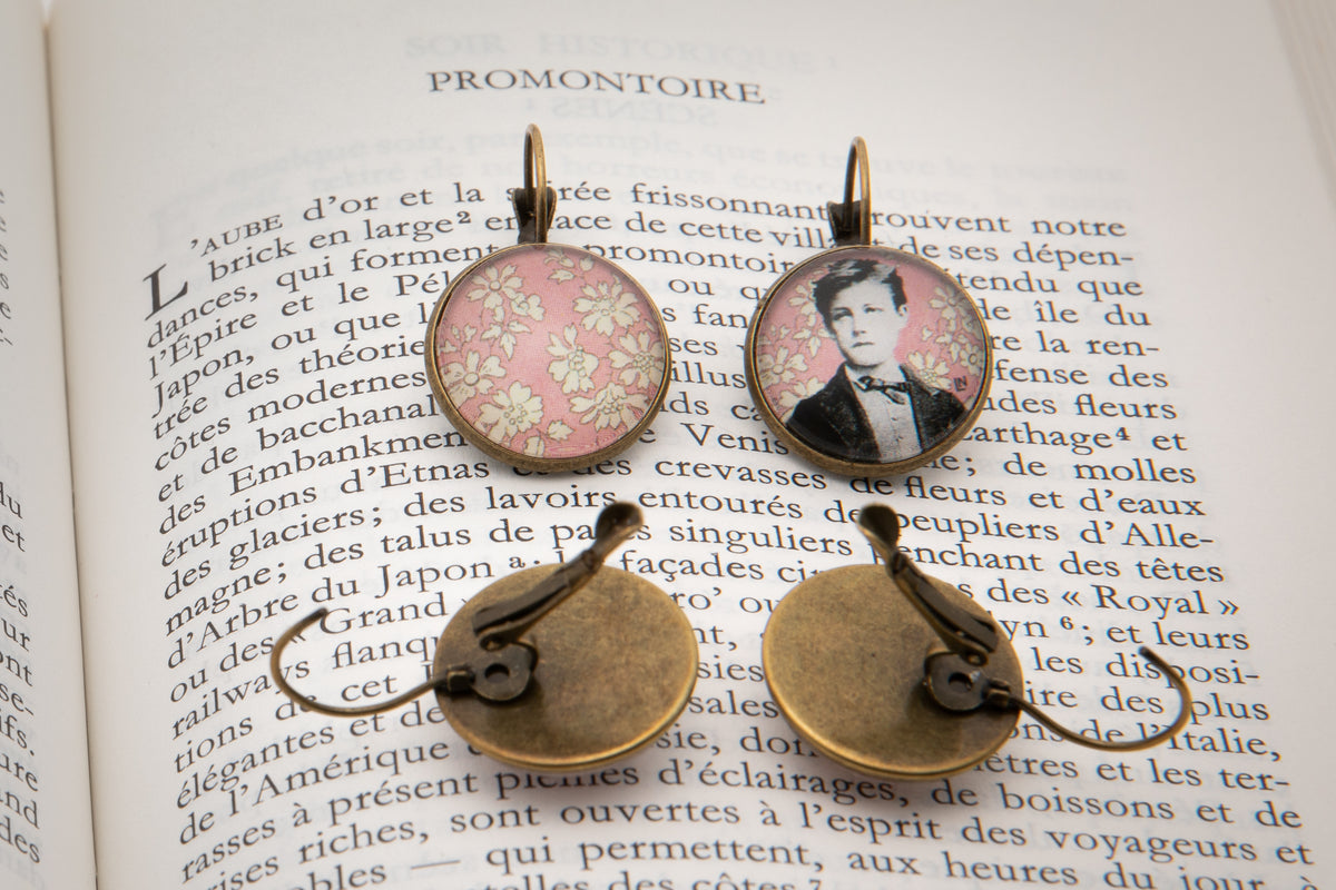 Boucles d'oreille bronze ronde  Arthur RIMBAUD bijou littéraire Rose fond liberty cabochon Collection les illuminations poème "PROMONTOIRE"