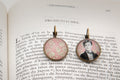 Boucles d'oreille bronze ronde  Arthur RIMBAUD bijou littéraire Rose fond liberty cabochon Collection les illuminations poème "PROMONTOIRE"