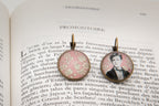 Boucles d'oreille bronze ronde  Arthur RIMBAUD bijou littéraire Rose fond liberty cabochon Collection les illuminations poème "PROMONTOIRE"