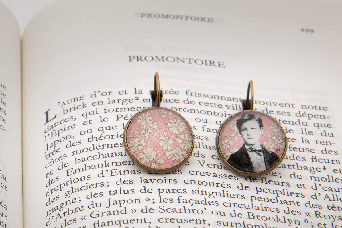 Boucles d'oreille bronze ronde  Arthur RIMBAUD bijou littéraire Rose fond liberty cabochon Collection les illuminations poème "PROMONTOIRE"