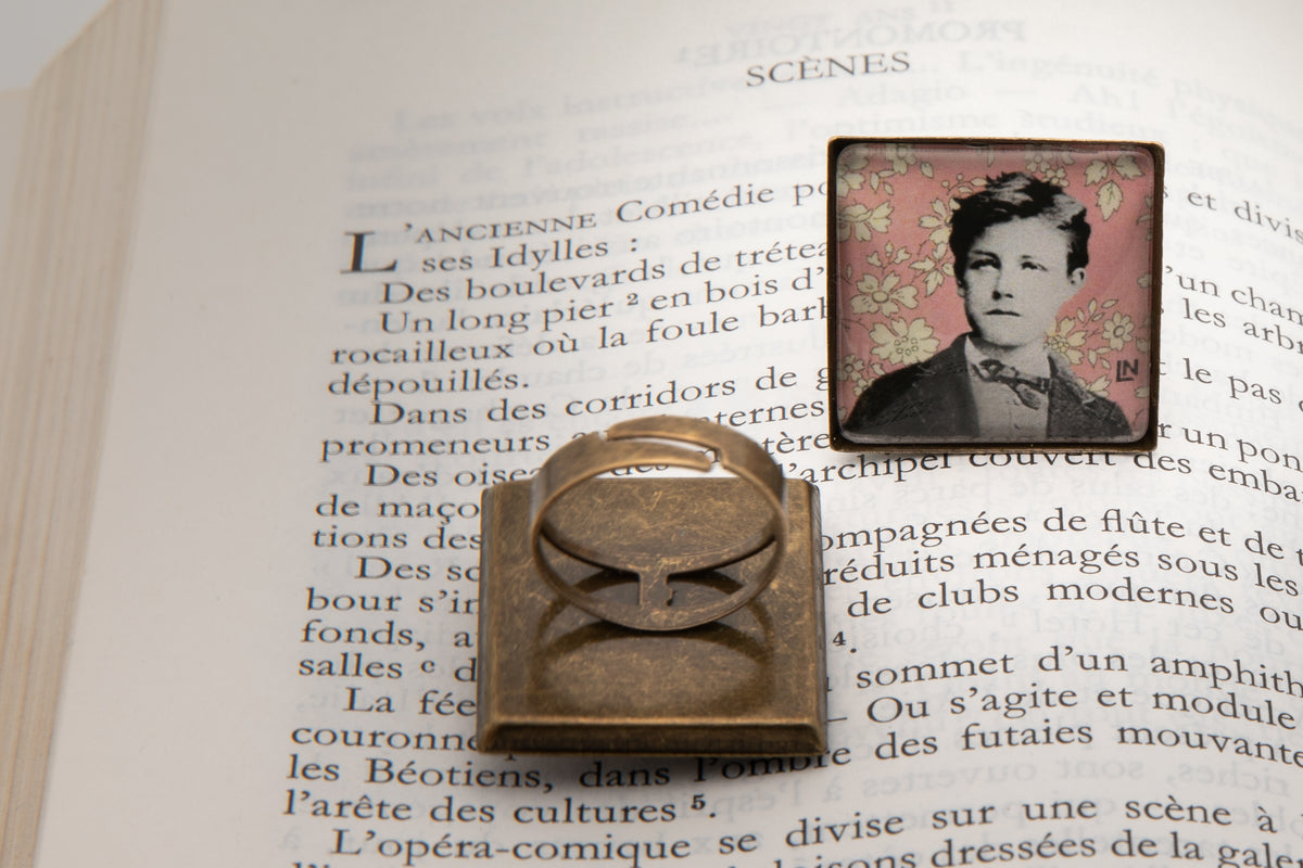 Bague bronze carré Arthur RIMBAUD bijou littéraire Rose fond liberty cabochon Collection les illuminations poème "SCENES"