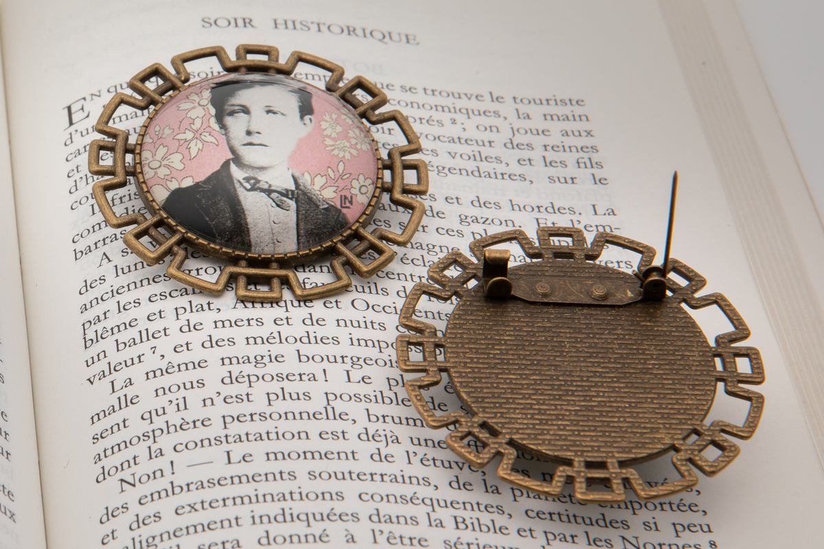Broche bronze art déco Arthur RIMBAUD bijou littéraire Rose fond liberty cabochon Collection les illuminations poème "SOIR HISTORIQUE"