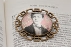 Broche bronze art déco Arthur RIMBAUD bijou littéraire Rose fond liberty cabochon Collection les illuminations poème "SOIR HISTORIQUE"