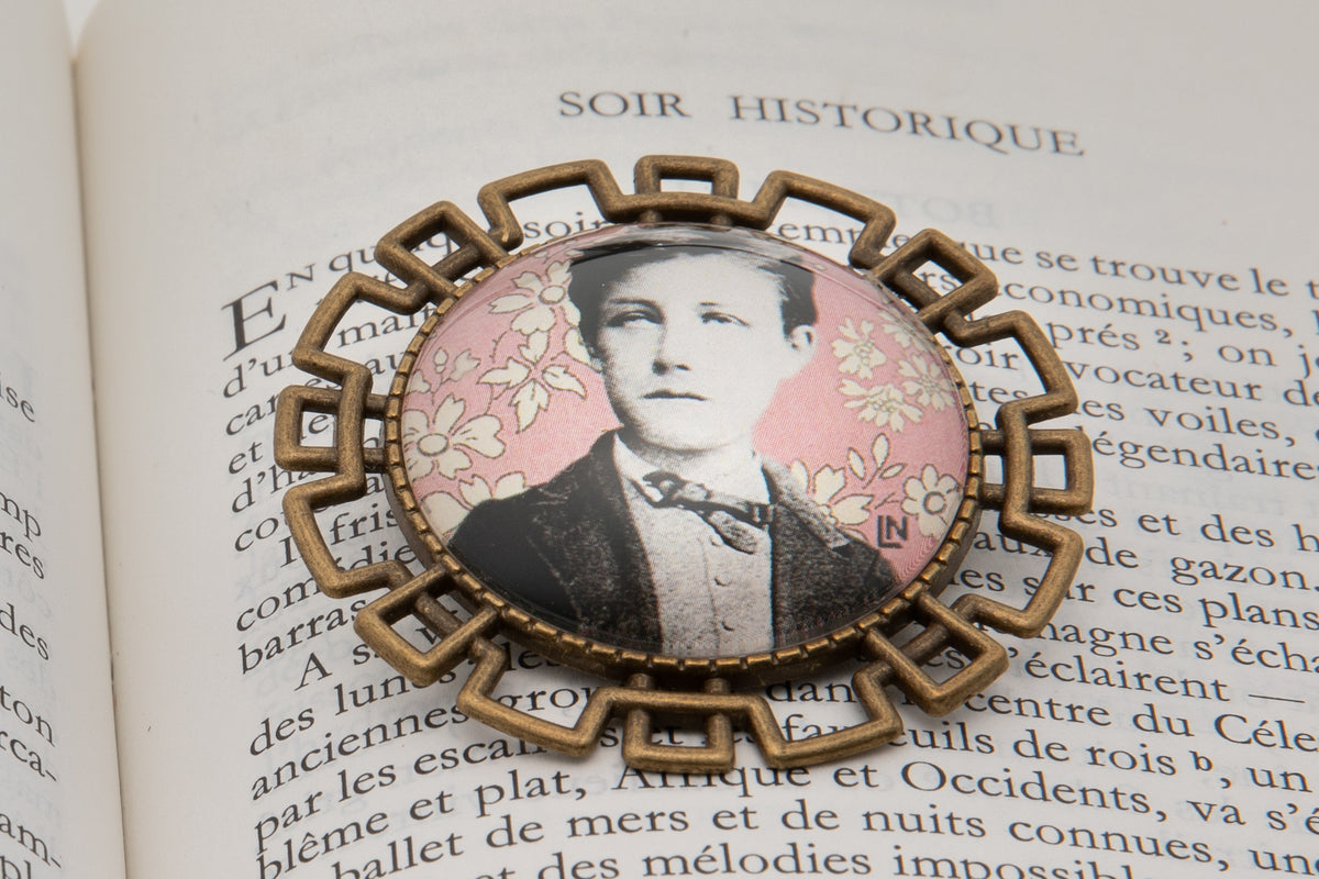 Broche bronze art déco Arthur RIMBAUD bijou littéraire Rose fond liberty cabochon Collection les illuminations poème "SOIR HISTORIQUE"