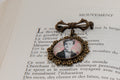 Broche bronze Arthur RIMBAUD bijou littéraire Rose fond liberty cabochon Collection les illuminations poème "MOUVEMENT"
