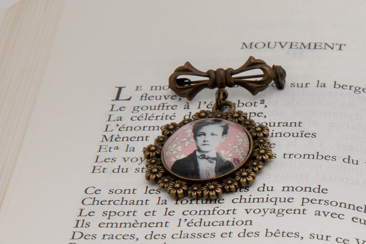 Broche bronze Arthur RIMBAUD bijou littéraire Rose fond liberty cabochon Collection les illuminations poème "MOUVEMENT"