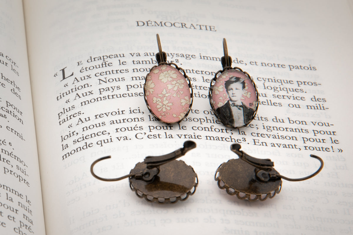 Boucles oreilles dentelle bronze ovale Arthur RIMBAUD bijou littéraire Rose liberty cabochon Collection les illuminations poème "DEMOCRATIE"